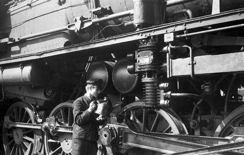 Der Autor beim Abölen der "1156" im Bw Mrb